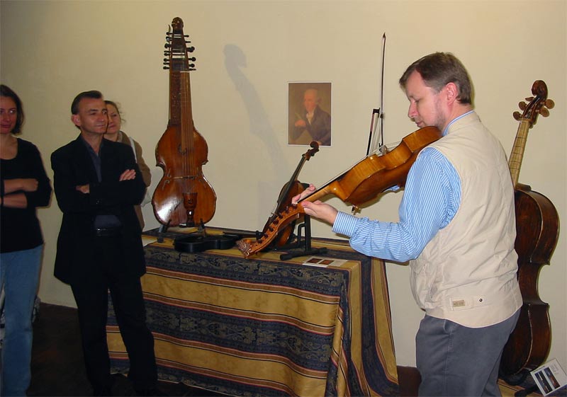 Sviatoslav Belogonov playing a viola from the Orpheon Foundation