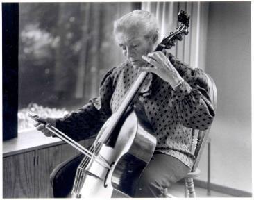 Eva Heinitz with the Tielke viol