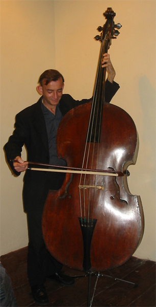 José Vázquez with violone double bass Eberle