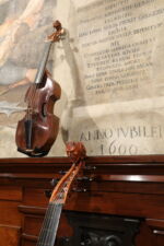 Bologna, 15/06/2020.
San Colombano - Collezione Tagliavini.
Presentazione mostra STILL ALIVE I preziosi strumenti ad arco della Collezione Vázquez. In collaborazione con ORPHEON FOUNDATION - Patrimonio della cultura musicale occidentale. Oltre 200 tra strumenti storici ad arco ed archetti originali provenienti dalla collezione del Prof. José Vàzquez. Gli strumenti, databili dal 1550 al 1780, sono tutti restaurati alle loro condizioni originali.
Foto Paolo Righi