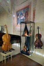 Bologna, 15/06/2020.
San Colombano - Collezione Tagliavini.
Presentazione mostra STILL ALIVE I preziosi strumenti ad arco della Collezione Vázquez. In collaborazione con ORPHEON FOUNDATION - Patrimonio della cultura musicale occidentale. Oltre 200 tra strumenti storici ad arco ed archetti originali provenienti dalla collezione del Prof. José Vàzquez. Gli strumenti, databili dal 1550 al 1780, sono tutti restaurati alle loro condizioni originali.
Foto Paolo Righi