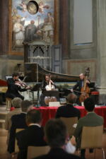 Bologna, 15/06/2020.
San Colombano - Collezione Tagliavini.
Presentazione mostra STILL ALIVE I preziosi strumenti ad arco della Collezione Vázquez. In collaborazione con ORPHEON FOUNDATION - Patrimonio della cultura musicale occidentale. Oltre 200 tra strumenti storici ad arco ed archetti originali provenienti dalla collezione del Prof. José Vàzquez. Gli strumenti, databili dal 1550 al 1780, sono tutti restaurati alle loro condizioni originali.
Fabio Roversi-Monaco Presidente Genus Bononiae. Musei nella città.
José Vázquez Direttore della Orpheon Foundation, proprietario della collezione e curatore della mostra.
Liuwe Tamminga Curatore della Collezione Tagliavini, San Colombano.
Marc Vanscheeuwijck Professore di Musicologia all’Università di Oregon (USA).
Foto Paolo Righi