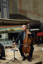 Bologna, 15/06/2020.
San Colombano - Collezione Tagliavini.
Presentazione mostra STILL ALIVE I preziosi strumenti ad arco della Collezione Vázquez. In collaborazione con ORPHEON FOUNDATION - Patrimonio della cultura musicale occidentale. Oltre 200 tra strumenti storici ad arco ed archetti originali provenienti dalla collezione del Prof. José Vàzquez. Gli strumenti, databili dal 1550 al 1780, sono tutti restaurati alle loro condizioni originali.
José Vázquez Direttore della Orpheon Foundation, proprietario della collezione e curatore della mostra.
Foto Paolo Righi