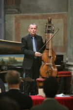 Bologna, 15/06/2020.
San Colombano - Collezione Tagliavini.
Presentazione mostra STILL ALIVE I preziosi strumenti ad arco della Collezione Vázquez. In collaborazione con ORPHEON FOUNDATION - Patrimonio della cultura musicale occidentale. Oltre 200 tra strumenti storici ad arco ed archetti originali provenienti dalla collezione del Prof. José Vàzquez. Gli strumenti, databili dal 1550 al 1780, sono tutti restaurati alle loro condizioni originali.
José Vázquez Direttore della Orpheon Foundation, proprietario della collezione e curatore della mostra.
Foto Paolo Righi