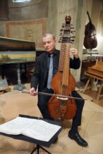 Bologna, 15/06/2020.
San Colombano - Collezione Tagliavini.
Presentazione mostra STILL ALIVE I preziosi strumenti ad arco della Collezione Vázquez. In collaborazione con ORPHEON FOUNDATION - Patrimonio della cultura musicale occidentale. Oltre 200 tra strumenti storici ad arco ed archetti originali provenienti dalla collezione del Prof. José Vàzquez. Gli strumenti, databili dal 1550 al 1780, sono tutti restaurati alle loro condizioni originali.
José Vázquez Direttore della Orpheon Foundation, proprietario della collezione e curatore della mostra.
Foto Paolo Righi