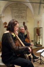 Bologna, 15/06/2020.
San Colombano - Collezione Tagliavini.
Presentazione mostra STILL ALIVE I preziosi strumenti ad arco della Collezione Vázquez. In collaborazione con ORPHEON FOUNDATION - Patrimonio della cultura musicale occidentale. Oltre 200 tra strumenti storici ad arco ed archetti originali provenienti dalla collezione del Prof. José Vàzquez. Gli strumenti, databili dal 1550 al 1780, sono tutti restaurati alle loro condizioni originali.
Fabio Roversi-Monaco Presidente Genus Bononiae. Musei nella città.
José Vázquez Direttore della Orpheon Foundation, proprietario della collezione e curatore della mostra.
Liuwe Tamminga Curatore della Collezione Tagliavini, San Colombano.
Marc Vanscheeuwijck Professore di Musicologia all’Università di Oregon (USA).
Foto Paolo Righi