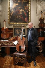 Bologna, 15/06/2020.
San Colombano - Collezione Tagliavini.
Presentazione mostra STILL ALIVE I preziosi strumenti ad arco della Collezione Vázquez. In collaborazione con ORPHEON FOUNDATION - Patrimonio della cultura musicale occidentale. Oltre 200 tra strumenti storici ad arco ed archetti originali provenienti dalla collezione del Prof. José Vàzquez. Gli strumenti, databili dal 1550 al 1780, sono tutti restaurati alle loro condizioni originali.
José Vázquez Direttore della Orpheon Foundation, proprietario della collezione e curatore della mostra.
Foto Paolo Righi