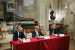 Bologna, 15/06/2020.
San Colombano - Collezione Tagliavini.
Presentazione mostra STILL ALIVE I preziosi strumenti ad arco della Collezione Vázquez. In collaborazione con ORPHEON FOUNDATION - Patrimonio della cultura musicale occidentale. Oltre 200 tra strumenti storici ad arco ed archetti originali provenienti dalla collezione del Prof. José Vàzquez. Gli strumenti, databili dal 1550 al 1780, sono tutti restaurati alle loro condizioni originali.
Fabio Roversi-Monaco Presidente Genus Bononiae. Musei nella città.
José Vázquez Direttore della Orpheon Foundation, proprietario della collezione e curatore della mostra.
Liuwe Tamminga Curatore della Collezione Tagliavini, San Colombano.
Marc Vanscheeuwijck Professore di Musicologia all’Università di Oregon (USA).
Foto Paolo Righi