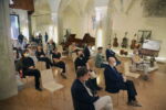 Bologna, 15/06/2020.
San Colombano - Collezione Tagliavini.
Presentazione mostra STILL ALIVE I preziosi strumenti ad arco della Collezione Vázquez. In collaborazione con ORPHEON FOUNDATION - Patrimonio della cultura musicale occidentale. Oltre 200 tra strumenti storici ad arco ed archetti originali provenienti dalla collezione del Prof. José Vàzquez. Gli strumenti, databili dal 1550 al 1780, sono tutti restaurati alle loro condizioni originali.
Fabio Roversi-Monaco Presidente Genus Bononiae. Musei nella città.
José Vázquez Direttore della Orpheon Foundation, proprietario della collezione e curatore della mostra.
Liuwe Tamminga Curatore della Collezione Tagliavini, San Colombano.
Marc Vanscheeuwijck Professore di Musicologia all’Università di Oregon (USA).
Foto Paolo Righi