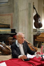 Bologna, 15/06/2020.
San Colombano - Collezione Tagliavini.
Presentazione mostra STILL ALIVE I preziosi strumenti ad arco della Collezione Vázquez. In collaborazione con ORPHEON FOUNDATION - Patrimonio della cultura musicale occidentale. Oltre 200 tra strumenti storici ad arco ed archetti originali provenienti dalla collezione del Prof. José Vàzquez. Gli strumenti, databili dal 1550 al 1780, sono tutti restaurati alle loro condizioni originali.
Fabio Roversi-Monaco Presidente Genus Bononiae. Musei nella città.
José Vázquez Direttore della Orpheon Foundation, proprietario della collezione e curatore della mostra.
Liuwe Tamminga Curatore della Collezione Tagliavini, San Colombano.
Marc Vanscheeuwijck Professore di Musicologia all’Università di Oregon (USA).
Foto Paolo Righi