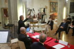 Bologna, 15/06/2020.
San Colombano - Collezione Tagliavini.
Presentazione mostra STILL ALIVE I preziosi strumenti ad arco della Collezione Vázquez. In collaborazione con ORPHEON FOUNDATION - Patrimonio della cultura musicale occidentale. Oltre 200 tra strumenti storici ad arco ed archetti originali provenienti dalla collezione del Prof. José Vàzquez. Gli strumenti, databili dal 1550 al 1780, sono tutti restaurati alle loro condizioni originali.
Fabio Roversi-Monaco Presidente Genus Bononiae. Musei nella città.
José Vázquez Direttore della Orpheon Foundation, proprietario della collezione e curatore della mostra.
Liuwe Tamminga Curatore della Collezione Tagliavini, San Colombano.
Marc Vanscheeuwijck Professore di Musicologia all’Università di Oregon (USA).
Foto Paolo Righi